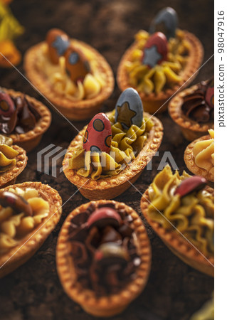 Small tartlet pastries 98047916