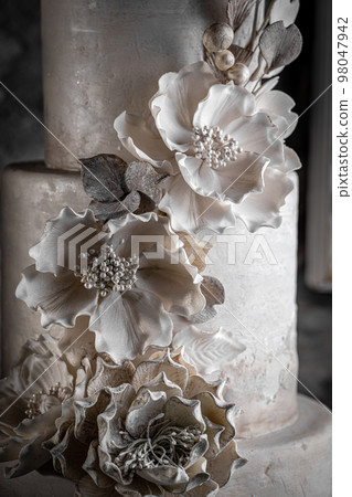 Detail of wedding cake decor 98047942