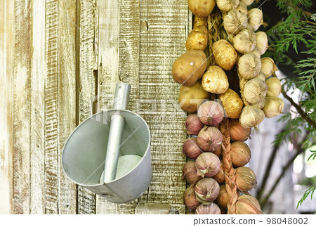 Garlic wreath, Garlic and shallot braid string hanging on farm kitchen wall, Garlic wreath, Garlic and shallot braid string hanging on farm kitchen wall, 98048002