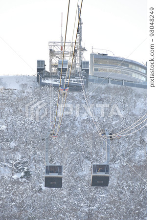冬季在北海道函館拍攝函館雪山和索道景觀 冬季在北海道函館拍攝函館雪山和索道景觀 98048249