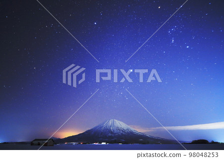 Mt. Yotei, the Orion, and the Winter Triangle seen from Mizuho, Kutchan, Hokkaido 98048253