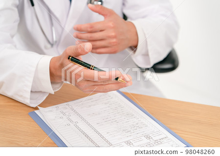 Medical image face-to-face hand Medical image face-to-face hand 98048260
