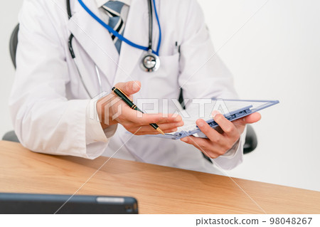 Medical image face-to-face hand Medical image face-to-face hand 98048267