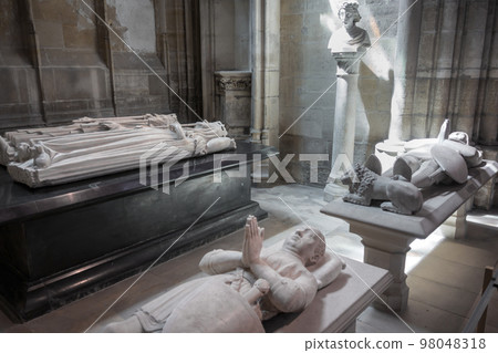Tombs of the Kings of France in Basilica of Saint-Denis 98048318