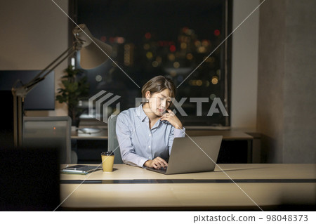 三十多歲的女商人晚上在辦公室工作 98048373