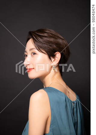 Dressy beautiful woman looking back Dressy beautiful woman looking back 98048474