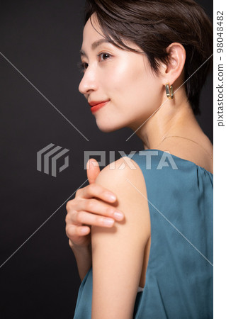 A woman who can be used for a luxurious beauty image A woman who can be used for a luxurious beauty image 98048482