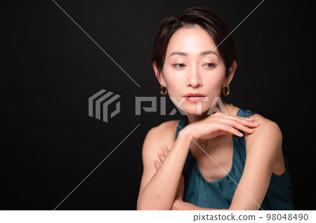 A woman who can be used for a luxurious beauty image 98048490