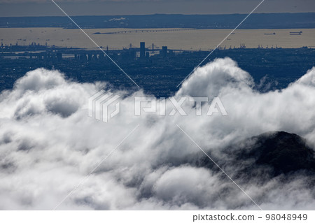 The sea of clouds and the cityscape of Yokohama seen from Mt. Tonodake in Tanzawa 98048949