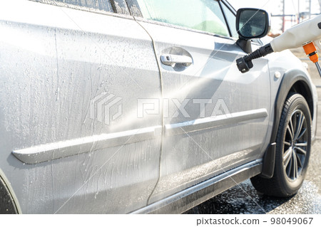Car wash with high pressure washer 98049067
