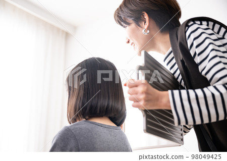 美髮師確認剪髮完成 98049425