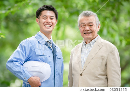 穿工作服的男人和高級男人 98051355