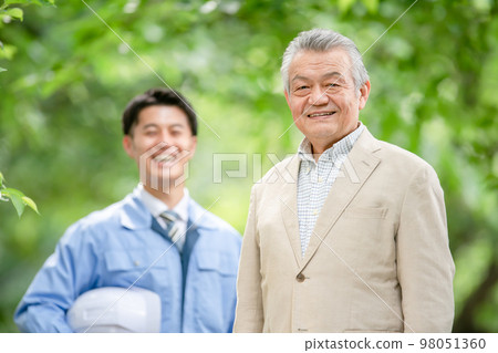 穿工作服的男人和高級男人 98051360
