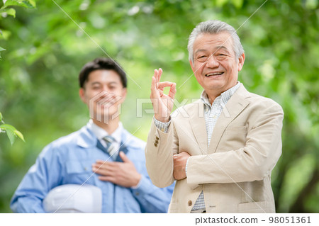 穿工作服的男士和高級男士 OK 98051361