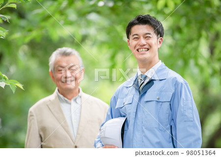 穿工作服的男人和高級男人 98051364