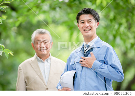 A man in work clothes and a senior man Leave it to me A man in work clothes and a senior man Leave it to me 98051365