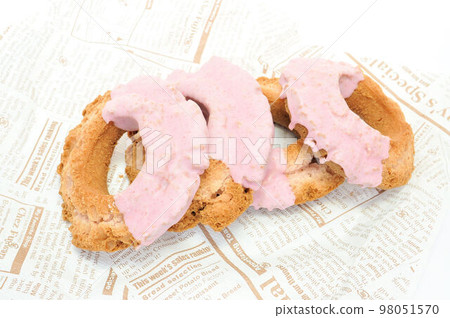 Strawberry-flavored old-fashioned donuts Strawberry-flavored old-fashioned donuts 98051570