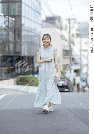 走在城市的一位小姐 98051614