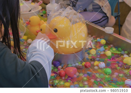 Ennichi Super Ball Scooping at Food Stalls Ennichi Super Ball Scooping at Food Stalls 98051910