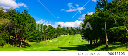 Blue sky golf course, straight long course and panorama of night golf lights (Kisarazu City, Chiba Prefecture) Blue sky golf course, straight long course and panorama of night golf lights (Kisarazu City, Chiba Prefecture) 98052103