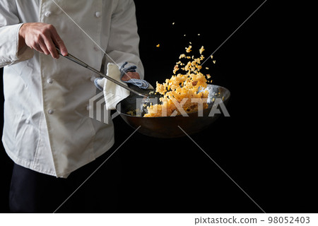 chef frying fried rice 98052403