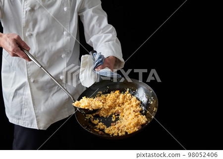 chef frying fried rice 98052406