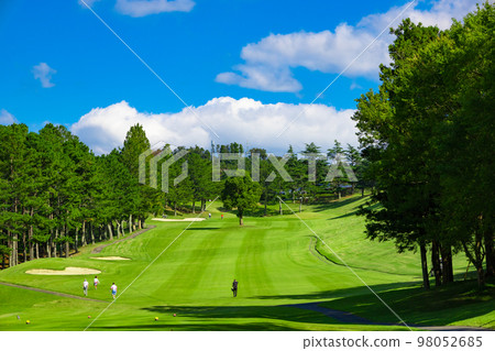 Blue sky golf course, straight long course with straight bunkers and teeing area (Kisarazu City, Chiba Prefecture) 98052685
