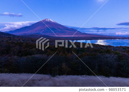 [山梨縣/富士山]月光照片/山中湖全景11月 98053571