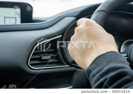 hand of a person driving a car 98053814