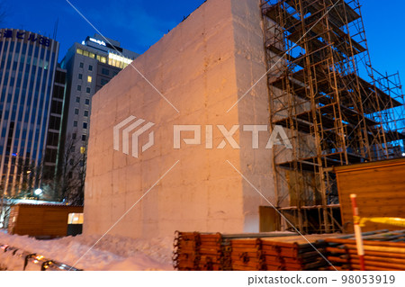 札幌冰雪節雪雕製作過程中的北海道風光 98053919