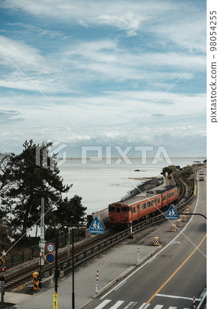 以陰天為準運行的冰見線列車 98054255