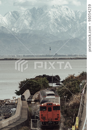 行駛在冰見線上的電車！背景中的立山山脈 98054259