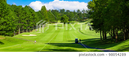 Golf course with blue sky, straight bunkers, starting point panorama of straight long course with target trees (Chiba prefecture tree 98054289