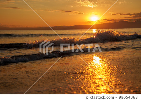 Shonan sunset and rough seas 98054368