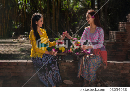 woman in bali costume Indonesian national dress in morning woman in bali costume Indonesian national dress in morning 98054988