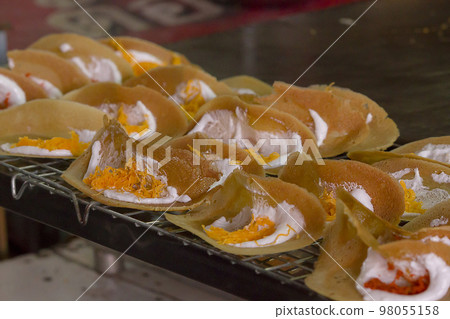 Thai Crispy Pancake is a Thai dessert. 98055158