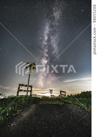 鐵路道口和夏季銀河 98055208