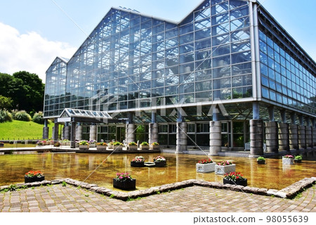 Kanagawa Prefectural Sagamihara Park Greenhouse (large greenhouse) and blue sky 98055639