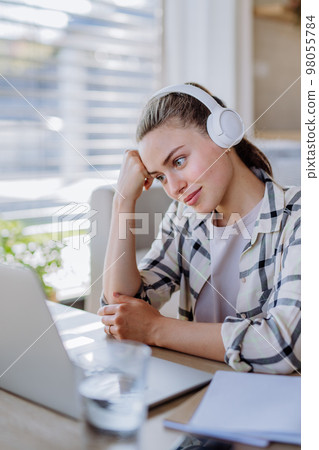 Young woman having homeoffice in her apartment. 98055784