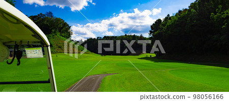 Panorama of the starting point of a golf course with a blue sky and a left dogleg long course with a forest wall in front (Kisarazu City, Chiba Prefecture) Panorama of the starting point of a golf course with a blue sky and a left dogleg long course with a forest wall in front (Kisarazu City, Chiba Prefecture) 98056166