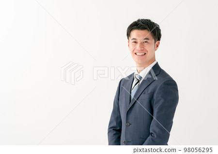 Businessman portrait 98056295