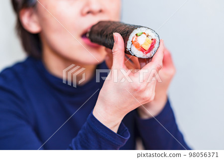 Ehomaki 壽司的 Marukaburi [ Setsubun 的圖像 ] 98056371