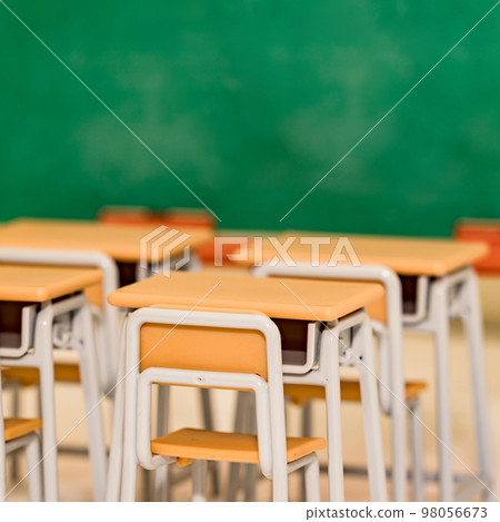 三月是畢業的季節【沒有學生的教室圖片】 98056673