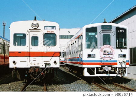 關東鐵道 Kiha 350 和 Kiha 2400 在車站排隊 98056714