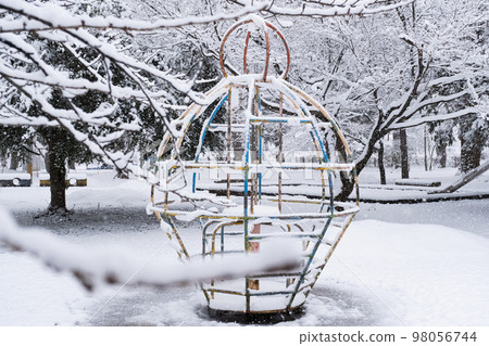 雪國校園裡的遊樂設備被白雪覆蓋，一片潔白。寂靜的世界 98056744