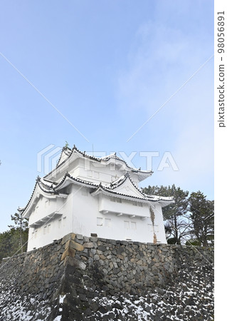 Snow scene of the southeastern corner tower of Nagoya Castle 98056891