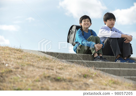 Elementary school student and junior high school boy brother Elementary school student and junior high school boy brother 98057205