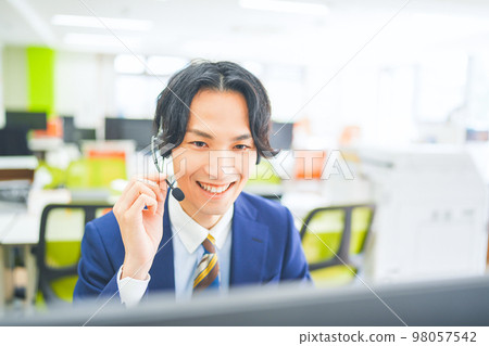 戴耳機做生意的內部推銷員 戴耳機做生意的內部推銷員 98057542