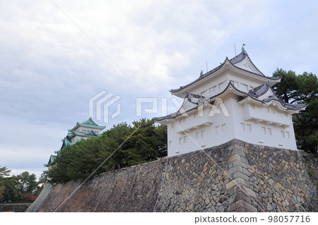 從砲塔上看到的天守閣（愛知縣名古屋市名古屋城西南角砲塔） 98057716