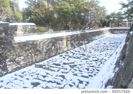 Snowfall on the inner moat near the unknown gate of Nagoya Castle 98057889